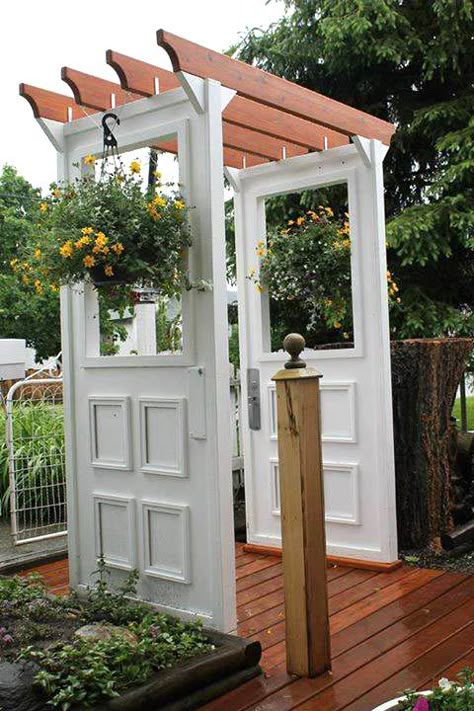 Doors and windows in the garden - a gallery of ideas Repurposed Doors, Doors Garden, Reclaimed Doors, Doors Repurposed, Summer Patio, Garden Arbor, Beautiful Patios, Door Designs, Have Inspiration