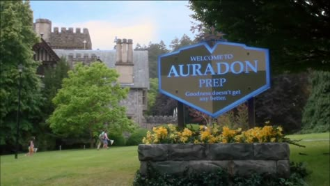 Auradon Prep! Descendants Aesthetic Auradon, Auradon Aesthetic, Descendants Auradon, Descendants Visuals, Auradon Prep, Auradon Prep Aesthetic, Isle Of The Lost, Disney Descendants 3, Mal And Evie