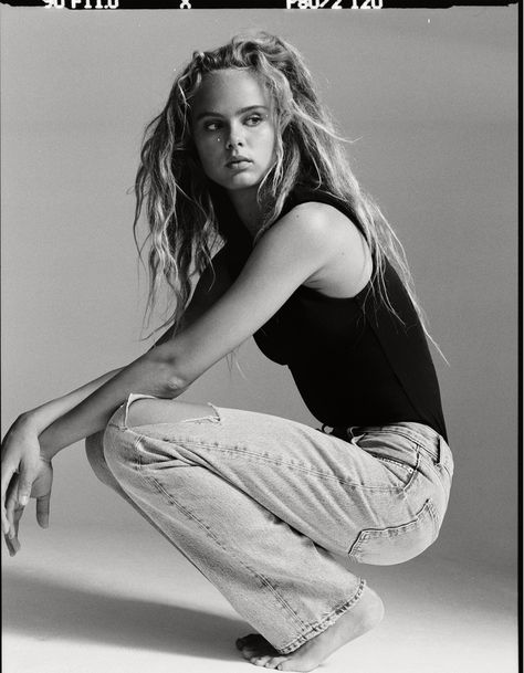 Zara Fall 2020 Denim Lookbook | Fashion Gone Rogue Pose Mannequin, Olivia Vinten, High Fashion Poses, Zara Fall, Woman Posing, Studio Poses, Studio Photography Poses, Photographie Portrait Inspiration, Studio Photoshoot