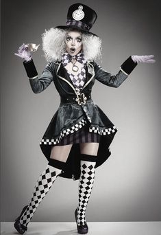 Goth Clown Costume, Black And White Circus, Ugly Outfit, Halloween Alice In Wonderland, Harlequin Costume, Burlesque Fashion, Circus Outfits, Halloween Circus, Mode Steampunk