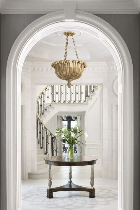 Entryway Table Ideas, Foyer Staircase, Grand Entryway, Traditional Interior Design, Foyer Design, Entryway Table, Dream House Interior, Entryway Furniture, Traditional Interior