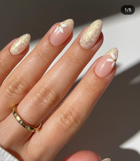 Floral Pearl Nails, Gold Floral Nails, Minimal Nails Art, Gold Nail Designs, Beauty Nails Design, Summery Nails, Minimal Nails, Casual Nails, Nail Tattoo