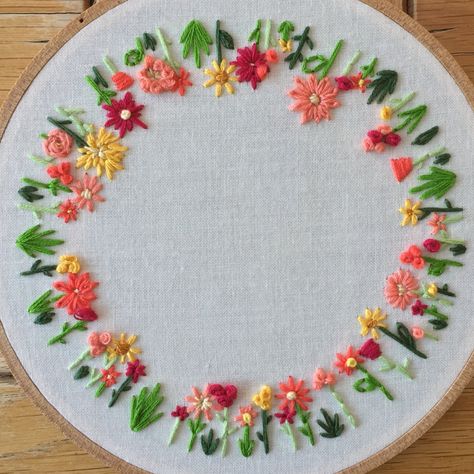 Embroidery Patterns Circle, Embroidery Round Flower, Embroidery Flower Circle, Pencil Case Crafts, Garden Embroidery, French Knot Embroidery, Embroidery Hoop Crafts, Ribbon Crafts Diy, Sewing Crafts Tutorials