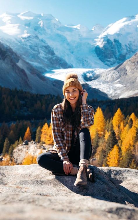 A woman outdoors enjoying nature. Linked to Best Gift Ideas for Outdoor Lovers and Travelers. In this guide I am sharing some of the best gift ideas for outdoor lovers and travelers this holiday season. These gifts are perfect for outdoorsy men and women that love hiking, camping, backpacking, and traveling. Hiking Photo Ideas, Hiking Photoshoot, Hiking Picture Ideas, Mountain Photo Ideas, Hiking Poses, Hiking Girl, Hiking Pics, Hiking Photos, Travel Pose