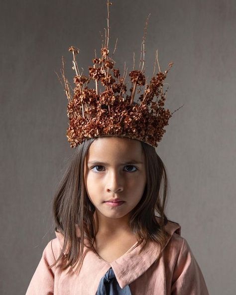 Disney Nature, Nature Crown, Earth Day Crafts, Diy Crown, Leaf Crafts, Art And Crafts, Floral Headpiece, Fall Projects, Flower Fairies