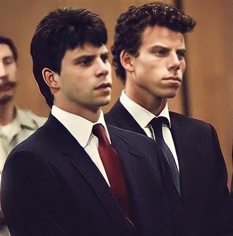 Mendez Brothers Actors, Erik And Lyle Menendez Court, Mendez Brothers Erik, Erik And Lyle Menendez Smiling, Menendez Brothers Edits, Melendez Brothers, Erik And Lyle Menendez Rare, Erik Menendez Court Room, Erik Menendez In Glasses