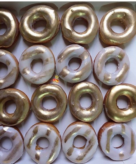 Gold donuts by @petisweet Gold Donuts Wedding, Quince Desserts, Donat Aesthetic, Gold Treats, Gold Donuts, Fancy Donuts, Sonic Birthday Parties, Doughnut Shop, Wedding Donuts