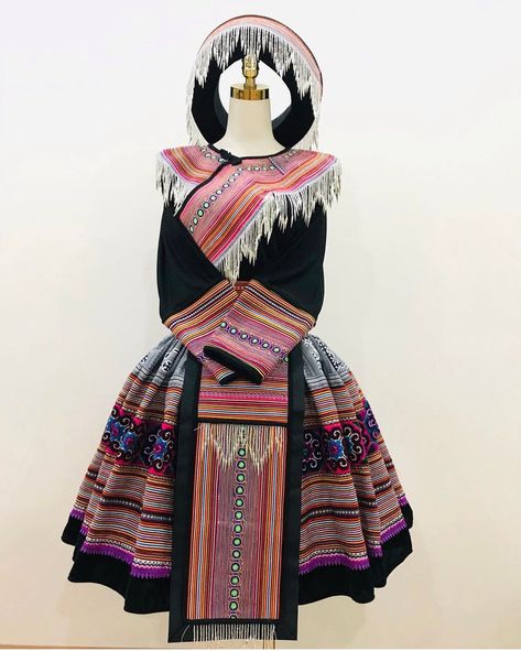 Vietnamese Textiles, Apron Waist, Hmong Clothing, Shirt Apron, Hmong Fashion, Hmong Clothes, Shirt And Skirt, Good Design, Hat Sizes