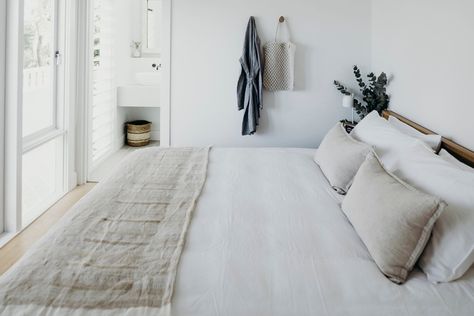 Soothing Bedroom, Minimalist Dekor, Interior Design Minimalist, Calming Bedroom, Interior Vintage, Design Blogs, Minimalist Room, Decor Minimalist, Home Design Decor