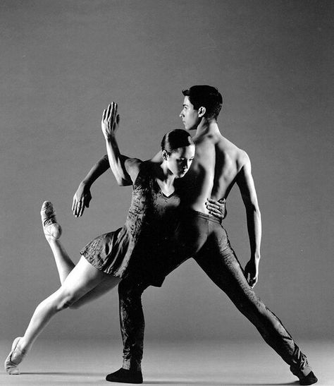 beautiful Dance Duet Poses, Modern Dance Photography, Contemporary Dance Poses, Contemporary Dancing, Shooting Photo Couple, Ballet Couple, Dance Duet, Dancing Poses, Dance Photo Shoot