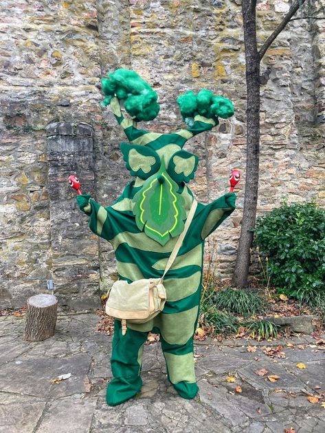 I made the family korok costumes for Halloween. Body of the costume is felt, face mask is hand painted craft foam. Maracas are hand painted, bag was previously owned. Body of felt was stiffened with interfacing, further support was added with plastic plumbing pipe. Korok Zelda, Zelda Costume, Comic Con Outfits, Link Cosplay, Zelda Cosplay, Costumes For Halloween, Simons Cat, Video Game Cosplay