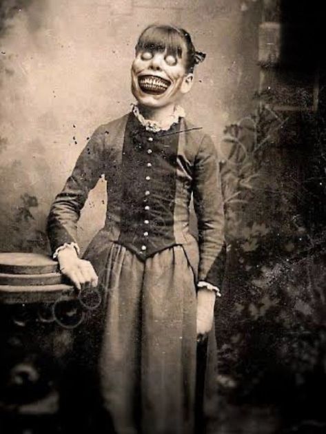 Creepy Old Pictures, Demon Creepy, Creepy Clown Pictures, Old Halloween Photos, Horror Demon, Creepy Old Photos, Spooky Photos, Creepy Girl, Victorian Wall Art