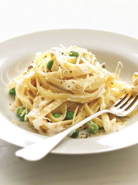 This Fettuccine Alfredo with Peas is a dish that only takes 20 minutes to prepare!! Make your own for dinner when you follow this recipe! http://www.joyofkosher.com/recipes/fettuccine-alfredo-with-peas/ Alfredo With Peas, Fettucini Alfredo Recipe, Complete Meals, Vegan Alfredo, Healthy Sandwich Recipes, Jewish Cuisine, Peas Recipe, Vegan Ideas, Quick Pasta