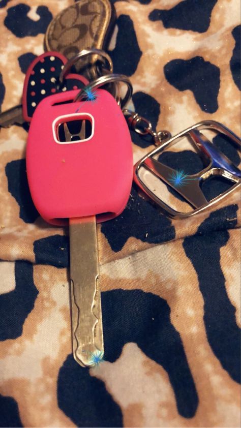 Pink honda key Pink Car Keys Aesthetic, Jeep Keys, Honda Key, Honda Vtec, 2006 Honda Civic, Pink Jeep, Honda (car), Pink Car, Car Inspiration