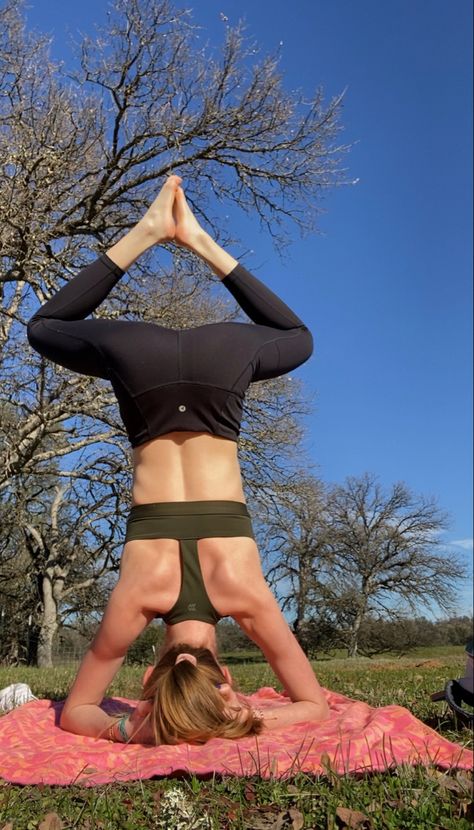 Head Stand Aesthetic, Yoga Headstand Aesthetic, Headstand Yoga, Granola Girl Aesthetic, Yoga Mom, Head Stand, Yoga Lifestyle, Yoga Flow, Mom Outfits