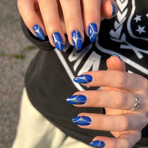 natural nails and electric blue💙⛓️ • • • #nails #nailart #chromenails #aura #auranails #chrome #silver #naildesign #naildesigns #electric Blue Nails Outfit, Blue Nails With Silver, Blue Lightning Nails, Cool Blue Nails, Blue Funky Nails, Nail Design Blue, Energy Nails, Silver Design Nails, Blue Nails With Chrome