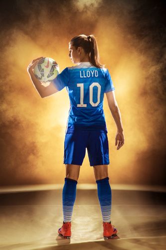 Carli Lloyd (10), Midfielder Cool Soccer Team Pictures, Soccer Photo Shoot Ideas, Media Day Poses Soccer Goalkeeper, Turf Photoshoot, Soccer Studio Photography, Soccer Team Photoshoot, Football Poses For Pictures, Soccer Poses For Pictures, Soccer Photoshoot Ideas