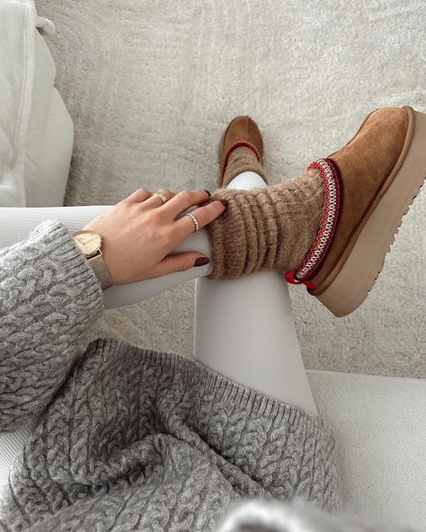 Cosy Sunday vibes @stylebyjjulia Cable Knit Socks, Laying Out In The Sun, Sunday Vibes, Aesthetic 2024, Maddie Ziegler, Nice Style, Winter Aesthetic, Comfy Casual, Knit Socks