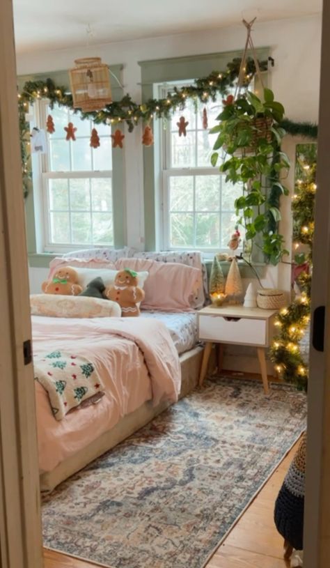 Christmas Ashestic Cozy, College Dorm Christmas Decorations, Boho Christmas Bedroom, Dorm Christmas Decor, Christmas Room Makeover, Dorm Room Christmas Decorations, Christmas Dorm Decor, Christmas Room Aesthetic, Dorm Room Christmas