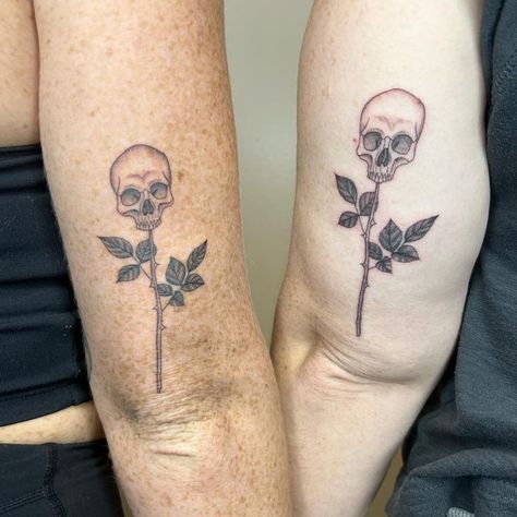 @sailorose_ on Instagram: "Matching skull flowers for these sisters! 💀🥀✨ . . . . . . . . . . . . . #tattoo #tattooideas #matchingtattoos #skull #skulltattoo #microtattoo #smalltattoo #cutetattoo #fineline #finelinetattoo #dallastattooartist #girlswithtattoos #blackandgraytattoo" Goth Friendship Tattoos, Weird Sister Tattoos, His And Her Skull Tattoos, Bff Skull Tattoos, Edgy Couples Tattoos, Skull Friendship Tattoos, Scary Best Friend Tattoos, Dark Sister Tattoos, Alternative Best Friend Tattoos