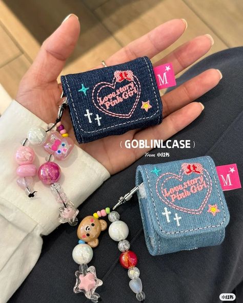 💙 Denim AirPods Case With Charm 💙 LlNK lN BlO 🌎 Wrldwide shpping ✈️ ------------------------------------- ✨ Kawaii post daily at @kawaiifantasyxx ✨ ------------------------------------- ฅ^•ﻌ•^ฅ #denim #denimstyle #y2k #airpodscase #airpodcases #airpods #aesthetic #charm #kawaii #kawaiiaesthetic #kawaiithing #cutecore #kawaiicore #kawaiifantasy #aesthetic #pinkaesthetic #ａｅｓｔｈｅｔｉｃ #cute #denimaddicted #denimbag #kawaiifashion Diy Airpods Case, Airpods Case Aesthetic, Jeans Bag Diy, Airpods Aesthetic, Cute Airpods, Creative School Project Ideas, Fabric Embellishment, Kawaii Core, Bead Charms Diy