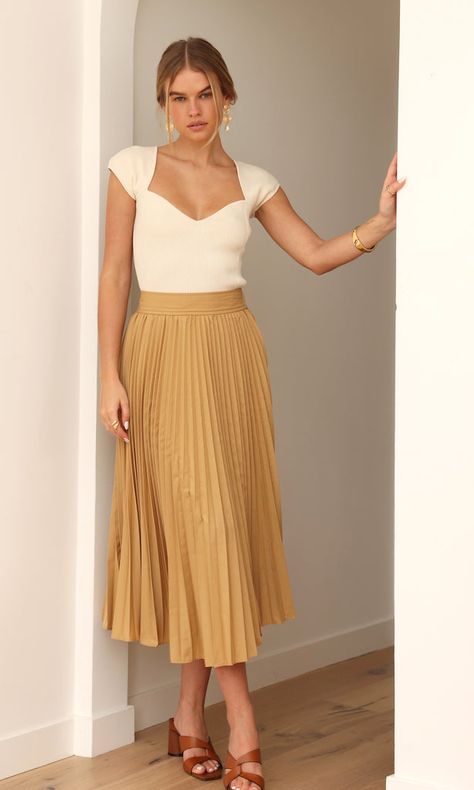 Classy Skirt Outfits Summer, Mid Length Pleated Skirt Outfits, Midi Skirt Outfit For Work, Outfits For Dramatic Body Types, Romantic Work Style, Pleated Top Design, Princess Like Outfits, Refined Style Fashion, Flirty Style Outfits