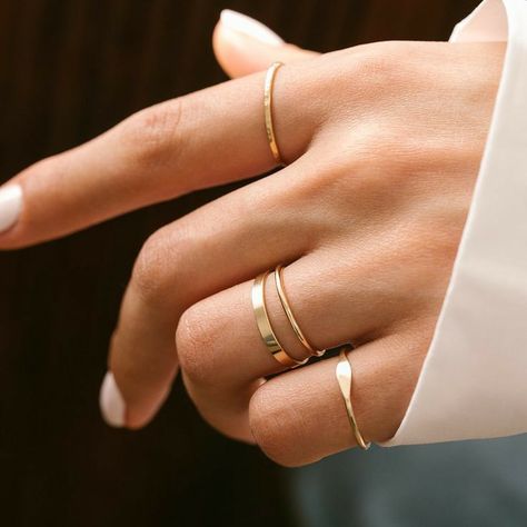 How To Wear Rings On Both Hands, Ring Styling, Rings Vintage Boho, Boyfriend Look, Gold Minimalist Jewelry, Gold Schmuck, Bold Rings, Golden Ring, Ring Stack