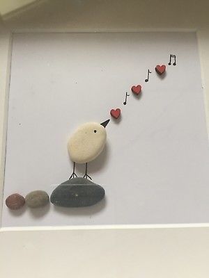 Pebble Art Ideas Inspiration, Drátěná Socha, Sea Glass Art Diy, Stone Artwork, Stone Pictures Pebble Art, Sea Glass Art Projects, Beach Glass Crafts, Art Coquillage, Pebble Art Family