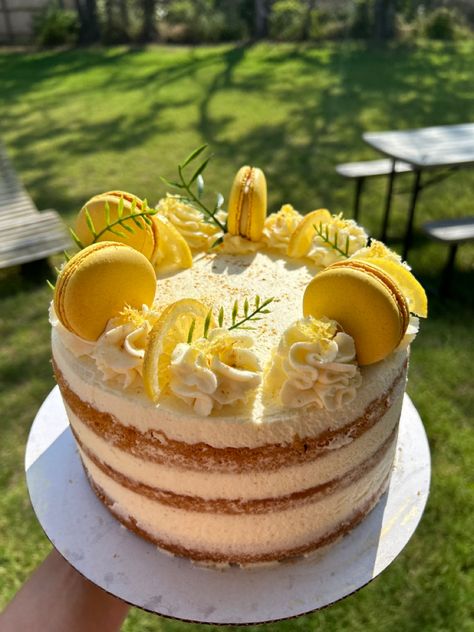 Simple Lemon Cake Decorating, Lemon Cake Decoration Ideas, Naked Lemon Cake, Lemon Cake Design, Lemon Birthday Cakes, Muffin Cup, Lemon Drizzle, Brownie Points, Strawberry Lemon