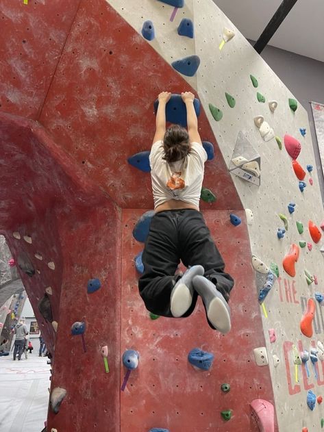 Climber Girl Aesthetic, Indoor Rock Climbing Aesthetic, Bouldering Aesthetic, Rock Climbing Tips, Climbing Couple, Rock Climbing Aesthetic, Climbing Aesthetic, Rock Climbing Women, Sisterhood Events