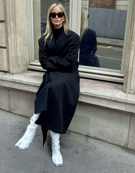 Minimalism Clothes, Josefine H J, Paris Culture, Best Fashion Designers, Tabi Boots, Style Inspiration Winter, Winter Outfit Inspiration, Urban Street Style, Shoes Socks