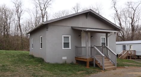 Man buys a rundown cinder block home for $12,000 & guts it alone. 2 yrs later shows off final look Cinder Block Paint, Earthship Home Plans, Cinder Block House, Small Utility Room, Bunk Bed Rooms, Block House, Cinder Block Walls, Earthship Home, Block Painting