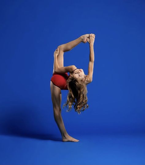 Dancing Poses, Dancers Pose, Dance Photo Shoot, Dance Picture Poses, Ballet Studio, Dance Photography Poses, Studio Poses, Dancing Aesthetic, Partner Dance