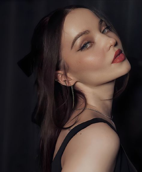 Dove Cameron Aesthetic Dark, Dove Cameron Brunette, Dove Cameron Cute, Dove Cameron Blonde, Dove Cameron Aesthetic, Dove Cameron Photoshoot, Dov Cameron, Dove Cameron Tattoo, Dove Cameron Style