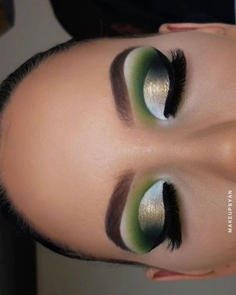 Maquillage Yeux Cut Crease, Make Up Designs, Makeup Is Life, Green Makeup, Eye Makeup Designs, Colorful Eye Makeup, Makeup Eye Looks, Creative Eye Makeup, Glamour Makeup