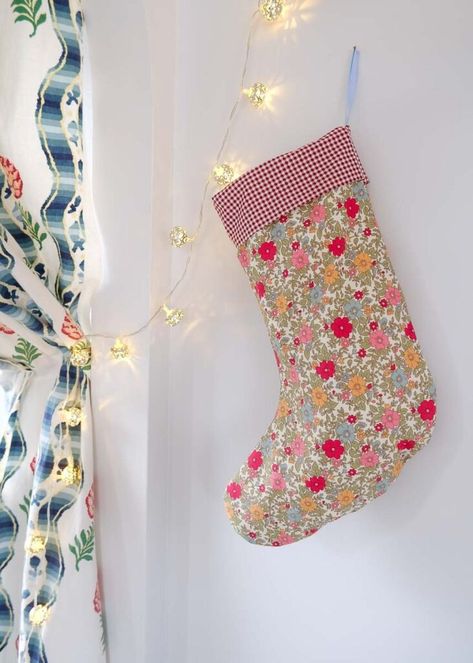 Christmas Stocking Bunting, Simple Christmas Stocking, Diy Quilted Stockings Christmas, Sewing Stockings Pattern, Sewing Christmas Stockings Diy, Printable Christmas Stocking Pattern, Stocking Sewing Pattern, Stocking Pattern Free, Christmas Stocking Tutorial