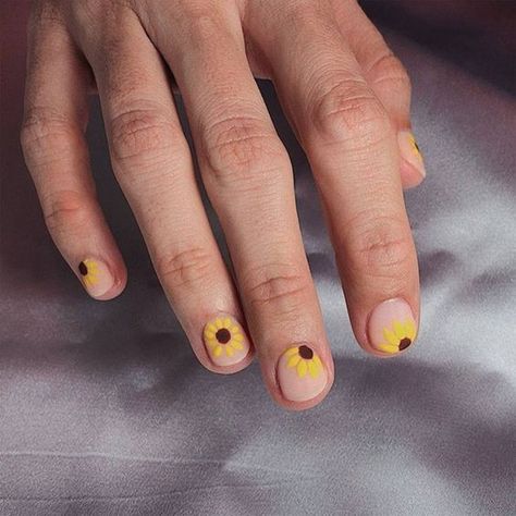 Easter Nails Easy, Sunflower Nail Art, Sunflower Nails, Spring Nail Trends, Nails Easy, Floral Nail Art, Painted Nail Art, Sparkle Nails, Easter Nails