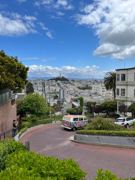 Hippie colorful van going down very curvy Lombard street in San Francisco, can see very pretty view of city Lombard Street San Francisco, Lombard Street, San Francisco Houses, Sunset City, House Viewing, San Francisco Travel, San Fran, Bay Area, Spring Break