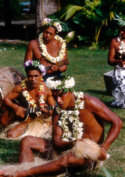 (5) #Polynesia op Tumblr Samoan Clothing, Tahitian Gardenia, Samoan Men, Tiara Flower, Polynesian People, Polynesian Men, Polynesian Art, Amber Eyes, Folk Clothing