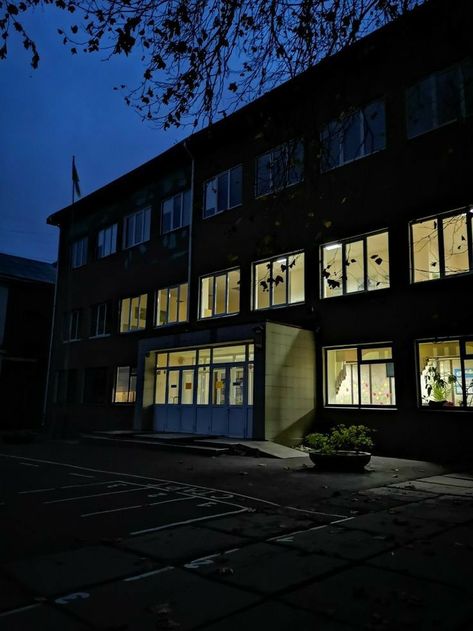 Night School, Photo Arts, Europe Aesthetic, Scenery Photography, Night Scenery, Emoji Wallpaper, Dark Places, Blue Hour, Dark Photography