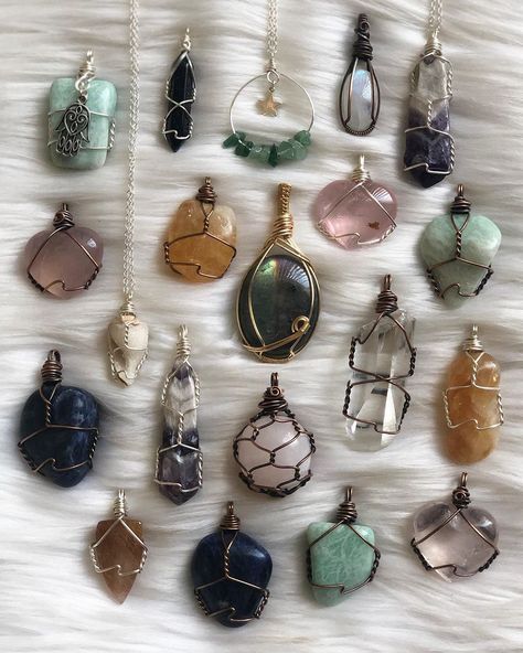 Ways To Wrap Crystals, Jewelry Crystal Stones, Cute Crystal Jewelry, Crystal Jewelry Handmade, Jewelry Stones Gemstone, Wired Crystal Jewelry, Jewelry With Rocks, Crystal Wrapping Ideas, Wrapped Crystal Jewelry