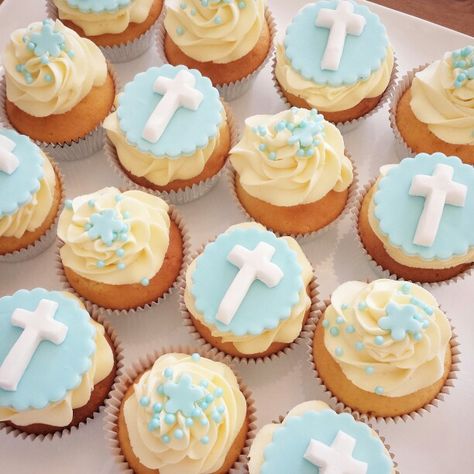 Confirmation Cupcakes Ideas, Baptism Cupcakes Boy, Christening Cupcakes Boy, Confirmation Cupcakes, First Communion Cupcakes, Communion Cupcakes, Baptism Desserts, Boy Communion Cake, Comunion Cake