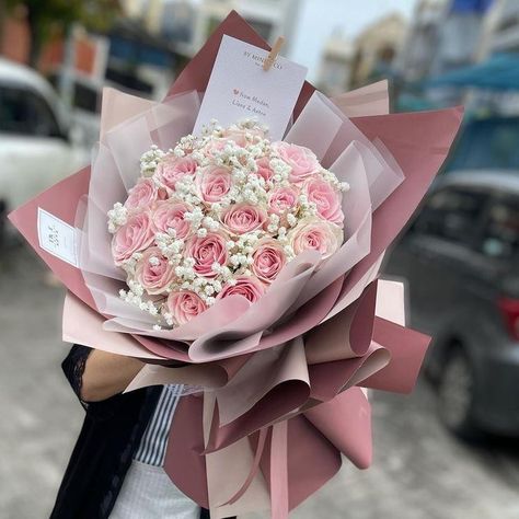 Grad Bouquet Ideas, Grad Bouquet, Graduation Flowers Bouquet, Graduation Flower Bouquet, Roses Bouquet Gift, Ribbon Flowers Bouquet, Simple Wedding Bouquets, Flower Boquet, Graduation Bouquet