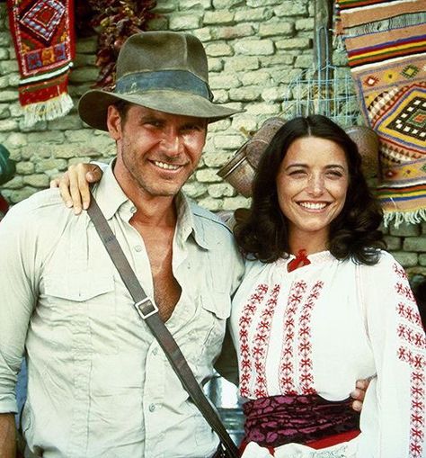 Harrison Ford & Karen Allen on the set of Raiders of the Lost Ark (1981) Indiana Jones Halloween, Indiana Jones Costume, Marion Ravenwood, Harrison Ford Indiana Jones, Karen Allen, Indiana Jones Films, Raiders Of The Lost Ark, Lost Ark, Bridget Jones