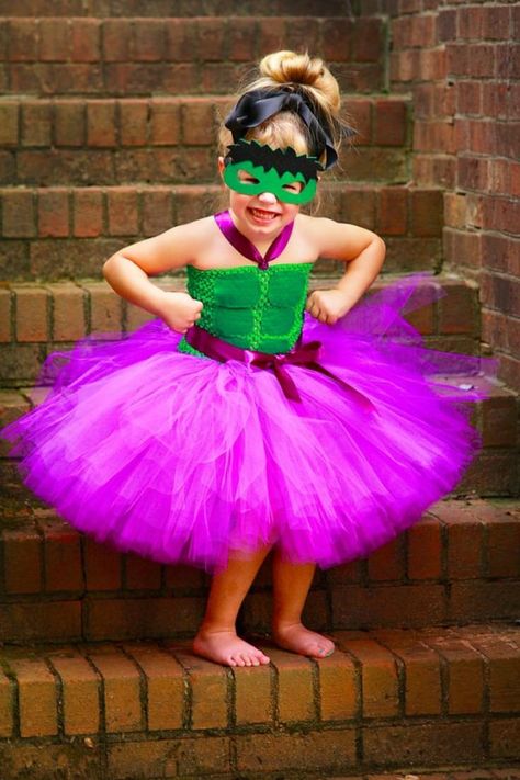 Fantasia Hulk: 40 opções incríveis para você se inspirar Superhero Tutu Costumes, She Hulk Costume, Incredible Hulk Party, Hulk Halloween Costume, Diy Girls Costumes, Diy Fantasia, Hulk Costume, Hulk Birthday Parties, Pineapple Birthday Party