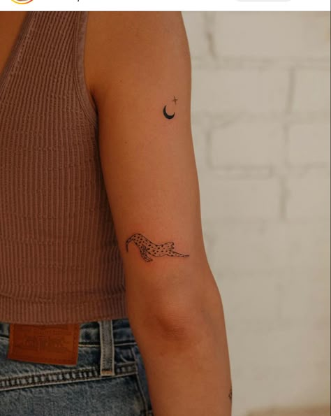 Dainty Tiger Tattoo For Women, Leopard Fine Line Tattoo, Small Jaguar Tattoo, Leapord Tattoo Women, Dainty Tattoo Placement, Tattoo Leopard, Cheetah Tattoo, Leopard Tattoo, Jaguar Tattoo