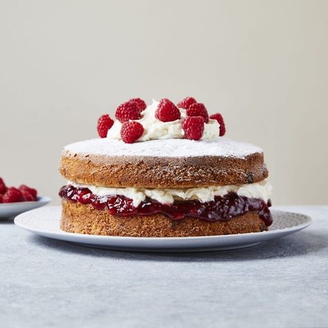 Victoria Sponge Cake, Cake Recipes Easy Homemade, Ipa Beer, Victoria Sponge, Cake With Cream Cheese, Raspberry Jam, The Beer, Cake Tins, Easy Cake Recipes