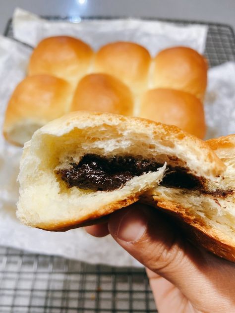 How to Make Chocolate Buns. Soft and delicious chocolate buns are so simple to make, and they're delicious with a cup of coffee or tea. Let me show you how to make these chocolaty buns at home. Chocolate Bread Rolls, Baked Buns With Filling, Chocolate Buns Recipe, Sourdough Cruffins, Chocolate Chip Brioche Buns, Chocolate Filled Buns, Sari Roti, Easy Sticky Buns With Frozen Bread Dough, Chocolate Bun Recipe