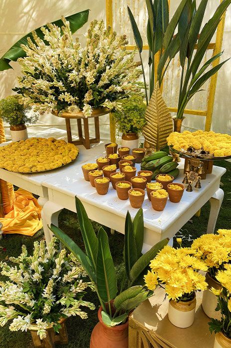 Genda Decor At Home, Indian Food Table Decor, Zero Waste Indian Wedding Decor, South Indian Table Decor, Haldi Table Decoration, Marigold Table Decor, Indian Home Wedding Decor, South Indian Decoration Ideas, South Indian Theme Decor