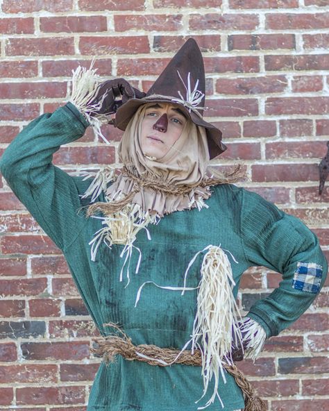 Fun ideas from a fun Wizard of Oz photoshoot. Steampunk Wizard Of Oz, Steampunk Wizard, Wizard Of Oz Costumes Diy, Wizard Of Oz Costumes, The Scarecrow, Costumes Diy, Fall Fest, The Wonderful Wizard Of Oz, Fun Shots